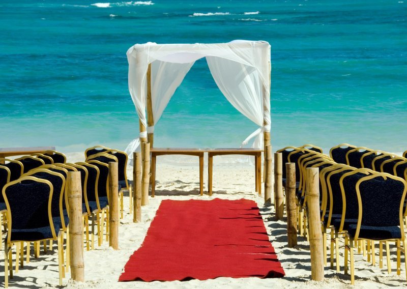 Planirate romantično vjenčanje na plaži? Možda biste trebali još malo razmisliti o tome!