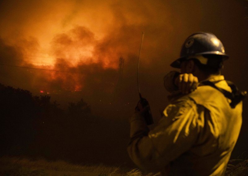 [FOTO] U Kaliforniji izvanredno stanje zbog požara, krenule i evakuacije
