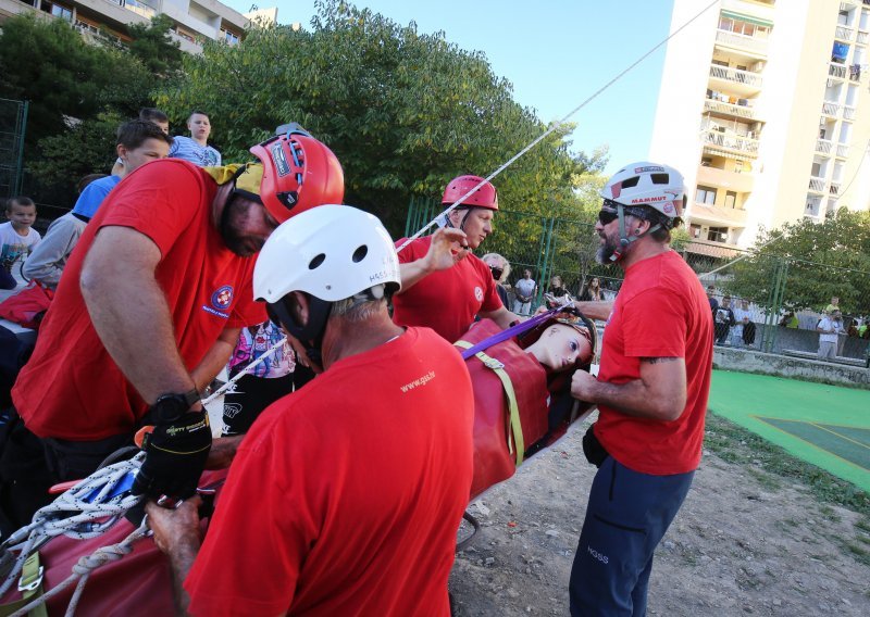 [FOTO] Gasila se vatra, spašavali unesrećeni s nebodera - vatrogasci, policija, hitna i GSS pokazali Splićanima što mogu