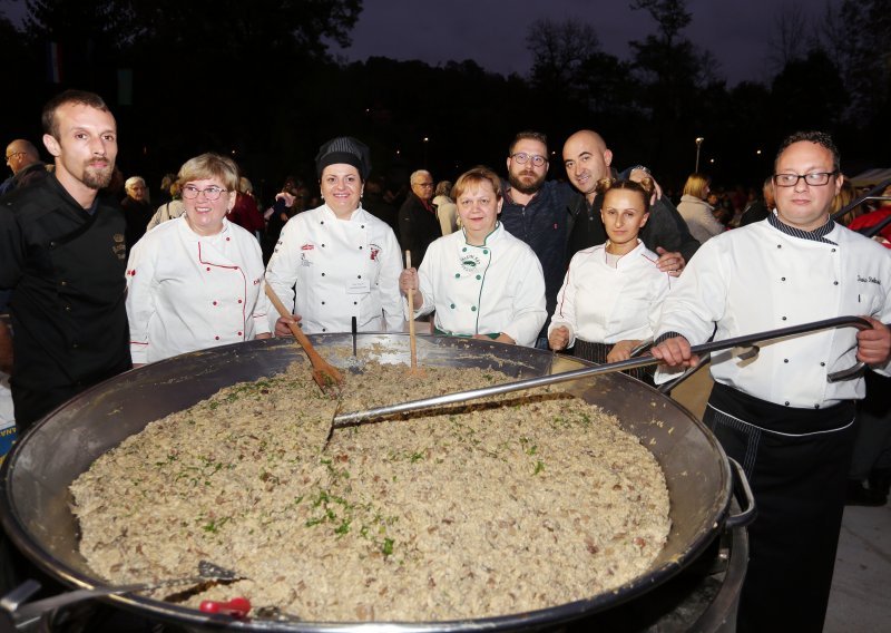 [FOTO] Miješalo se, miješalo... i umiješalo omlet od 100 kilograma vrganja i tisuću jaja