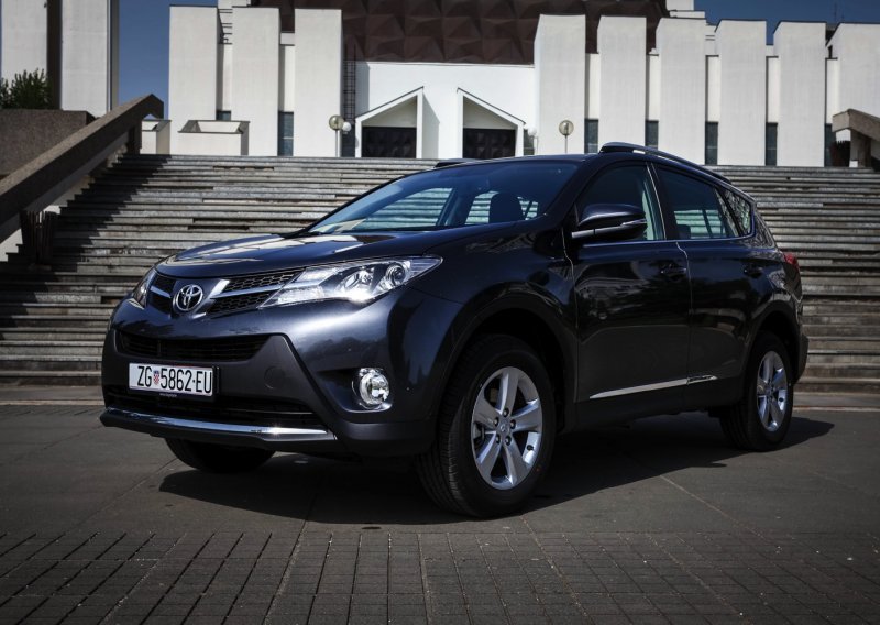 Toyota RAV4 2.0 D-4D 2WD - sam protiv svih