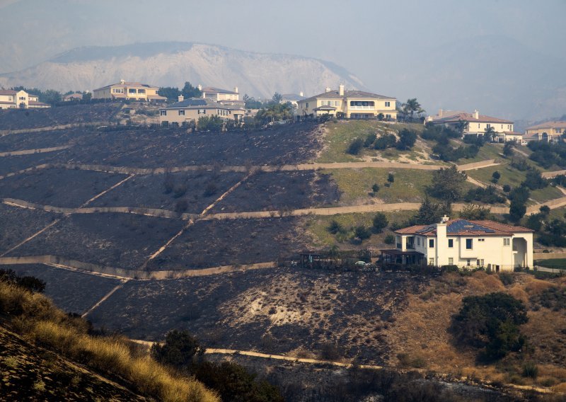 Požar u Kaliforniji zahvatio 30 četvornih kilometara zemlje, spaljeno 25 domova