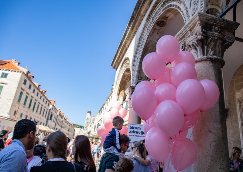 Ružičasta subota na Stradunu: Građani obilježili važnost ranog otkrivanja raka dojke