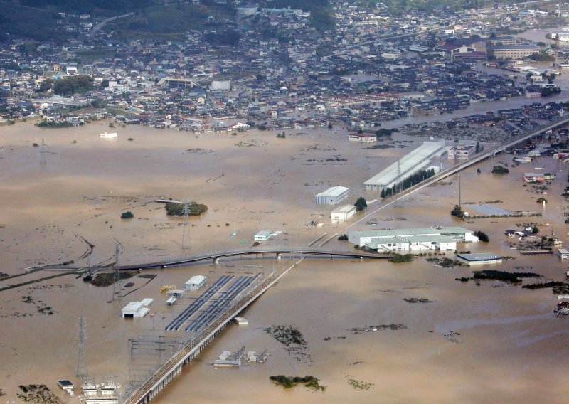 Zastrašujuće fotografije stižu iz Japana gdje je tajfun otpuhao sve pred sobom