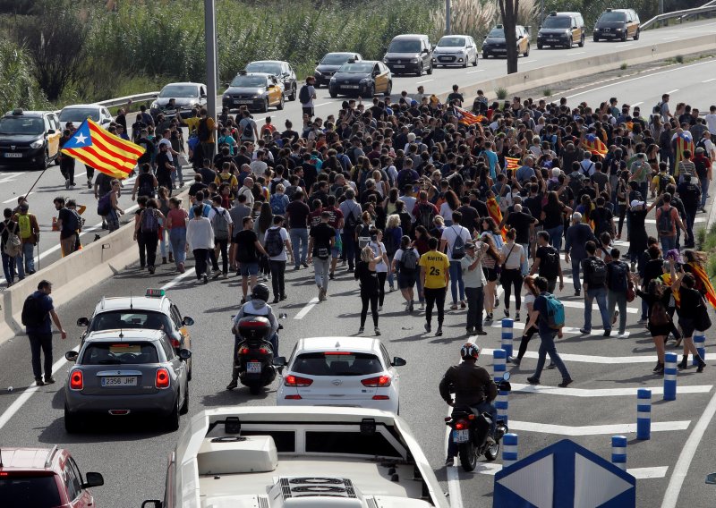 [VIDEO/FOTO] Kaos u Barceloni: Prosvjednici pokušavaju zauzeti aerodrom, u prekidu i željeznički promet