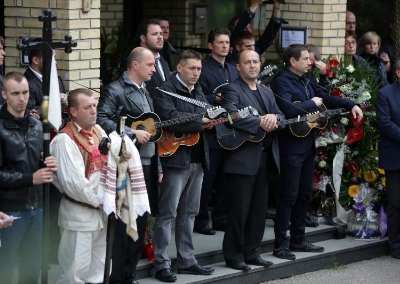 Posljednje zbogom dragom Mikiju uz pjesmu 'Oprosti mi, pape'