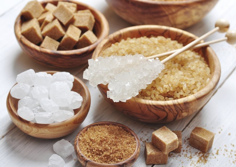 Znate li pravu razliku između bijelog i smeđeg šećera?
