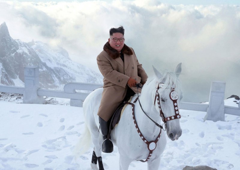 [FOTO] Kim Jong-un uzjahao bijelog konja i popeo se na svetu sjevernokorejsku planinu