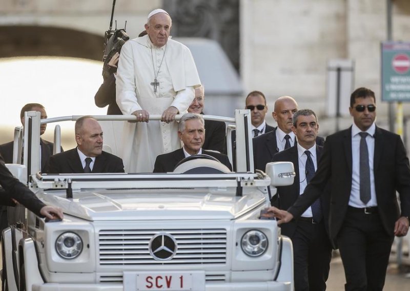 Papa je smijenio šefa vatikanske žandarmerije, evo o kakvoj sigurnosnoj službi je riječ