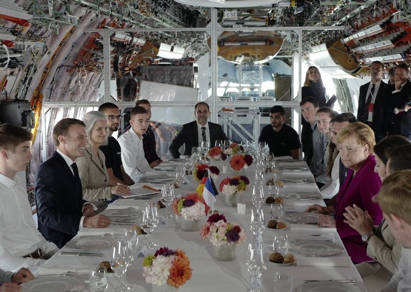 Merkel i Macron posjetili Airbus