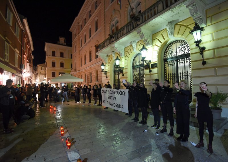 Prosvjed ispred zadarskog suda; odjeveni u crno zapalili svijeće i raširili transparente s porukama za hrvatsko pravosuđe