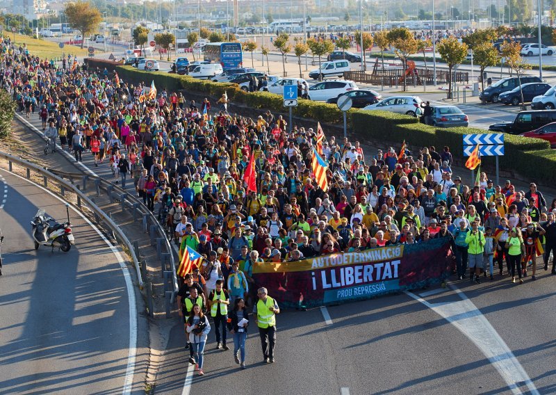 U Barceloni prosvjed studenata, u Madridu 'bdiju nad Katalonijom'