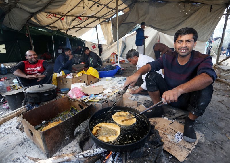 [FOTO] Evo kako živi 2000 migranata u kampu kod Bihaća