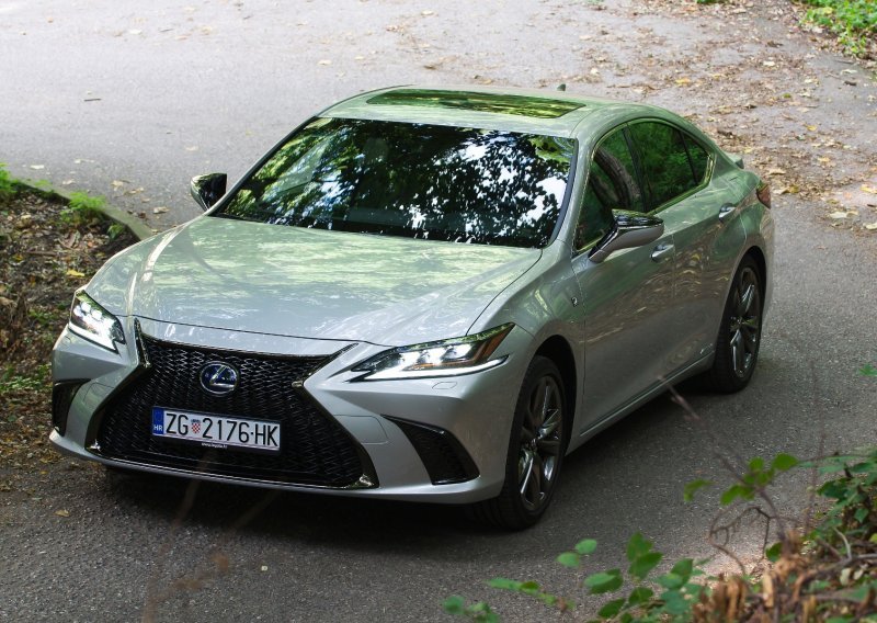 Vozili smo Lexus ES 300h F Sport: Agresivan, hrabar, drukčiji. Kakav automobil!