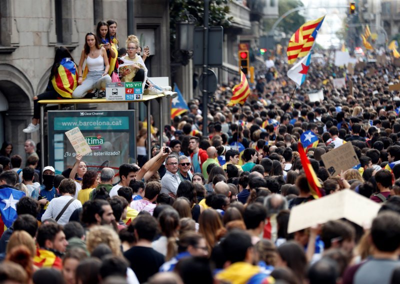 U Kataloniji počeli opći štrajk i prosvjedi