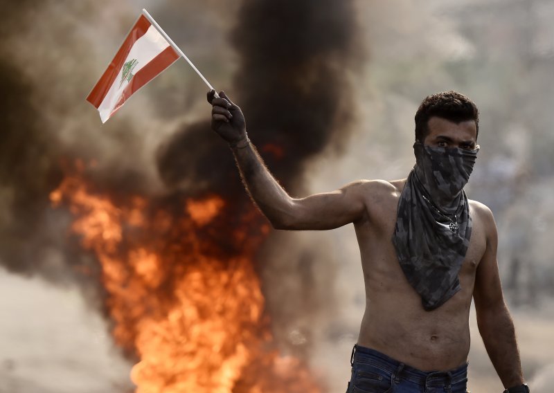 Kipi u Libanonu: WhatsApp revolucija uzrokovala prosvjede i nerede
