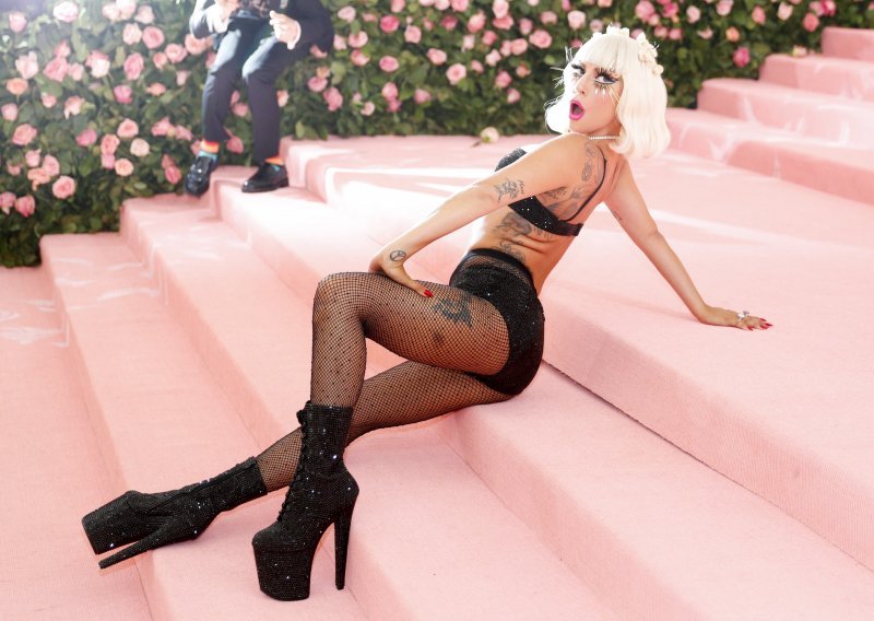 [VIDEO] Publika u šoku: Lady Gaga zbog plesa sa obožavateljem umalo završila u bolnici