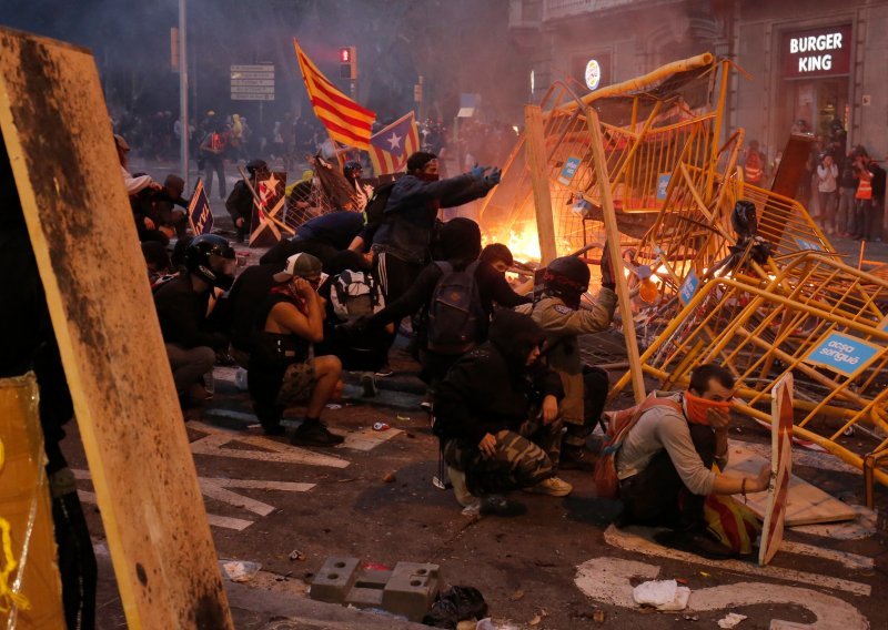 Barcelonu čeka još jedna teška noć, dosad 182 ozlijeđenih i 83 privedenih