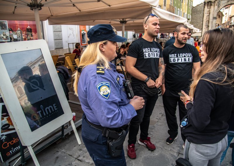 Policija pokušala privesti dvojicu mladića zbog natpisa na majici, spriječili ih građani