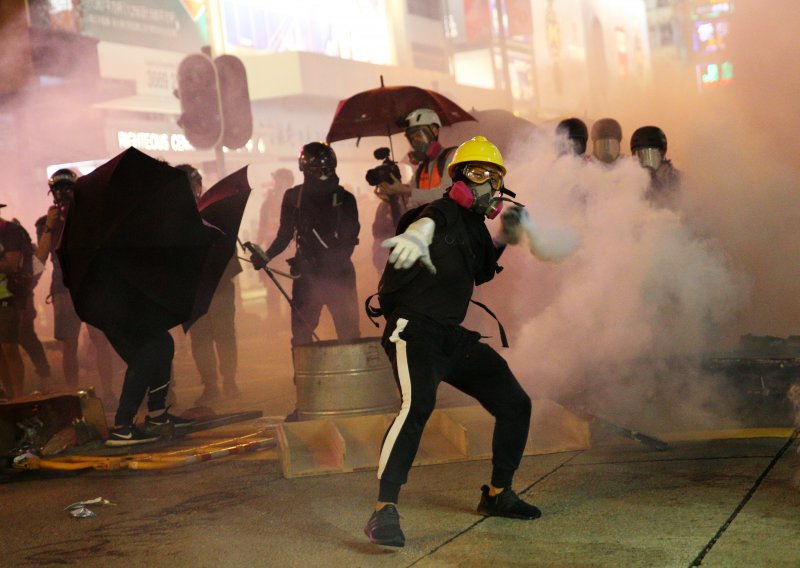 Prosvjednici bacali molotovljeve koktele policija uzvratila suzavcem i vodenim topovima u Hong Kongu