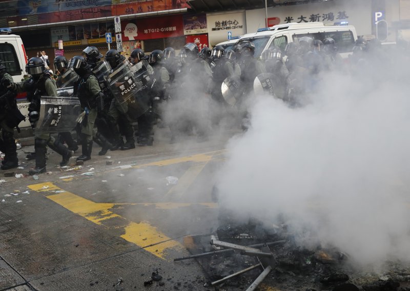 Policija u Hong Kongu suzavcem rastjeruje prosvjednike