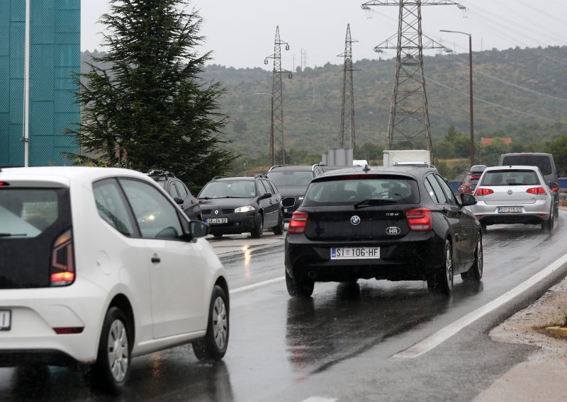 Zbog prometne nesreće otežan promet na Jadranskoj magistrali