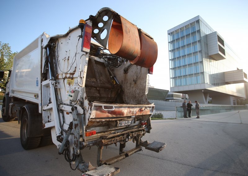 Gradonačelnik Vrgorca dovezao smeće u Split, pod nos županijskim vijećnicima