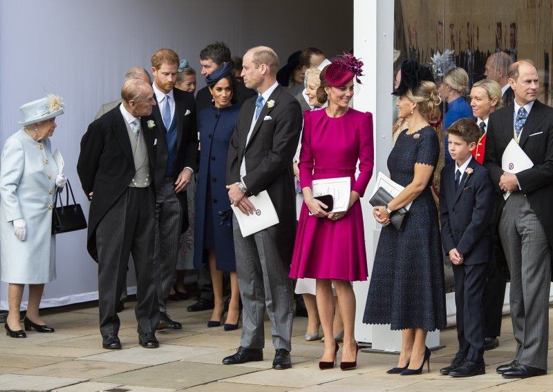 Stvari su izmakle kontroli: Meghan Markle i princ Harry posljednjim su istupima ozbiljno zabrinuli kraljevsku obitelj