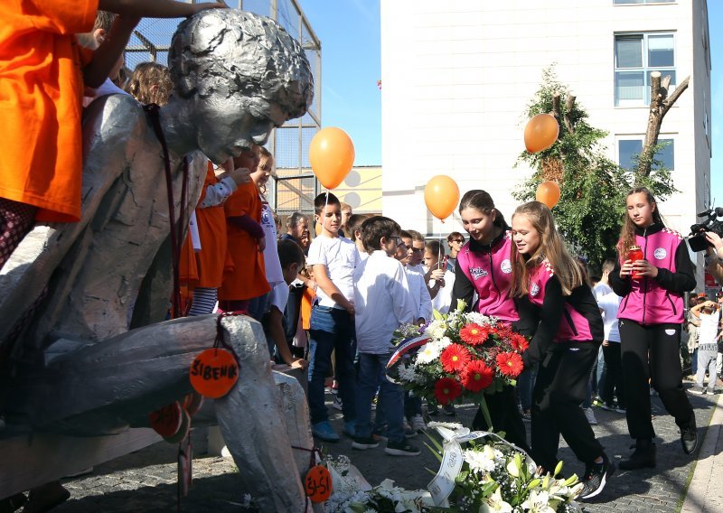 Dražen za 55. rođendan dobio mjuzikl 'Okovani Amadeus' koji je majku Biserku ostavio bez teksta; slike iz Šibenika obišle svijet