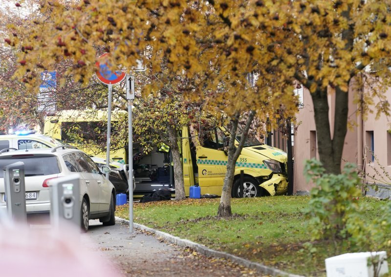 Oslo: Oteli vozilo hitne pomoći i zaletjeli se u pješake