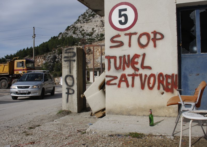 Kroz nezavršeni tunel voze 100 na sat i prijete radnicima