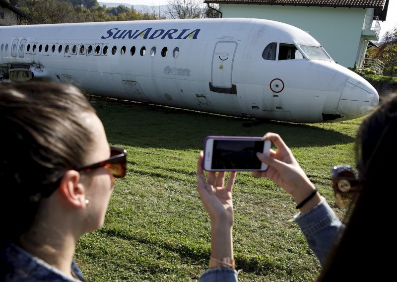 [VIDEO] Kupio putnički avion i postavio ga pred kuću u Strmcu Stubičkom; ima i zanimljiv plan što će s njim