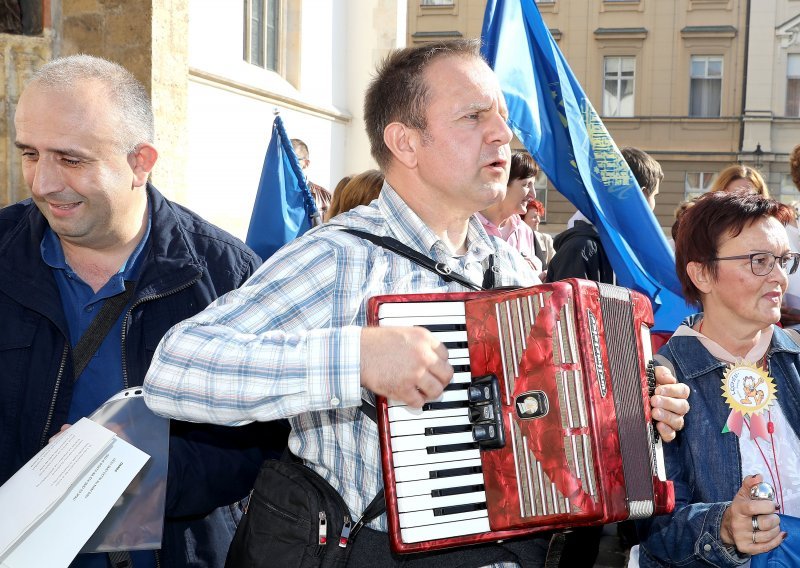 Učitelji bećarcem otkrili da su spremni štrajkati do ljeta, u kulturno-umjetnički program ubacili i Škoru