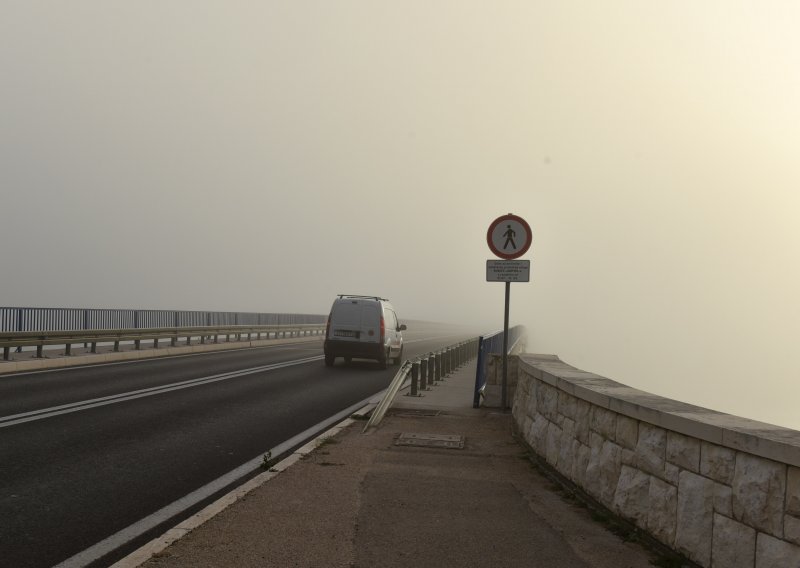 Vrlo gusta magla, kolona, pješak na autocesti... Vozači, budite posebno oprezni!
