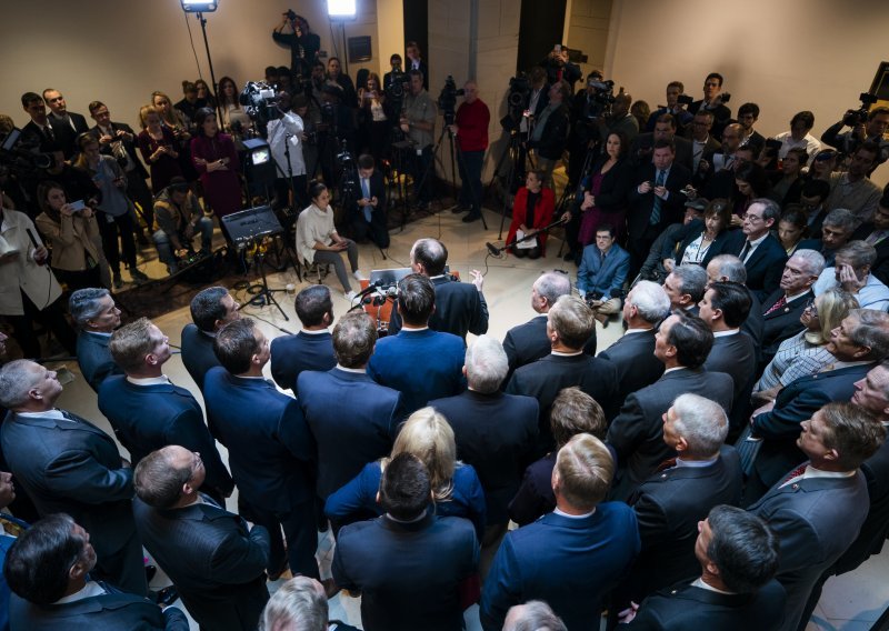 Drama u američkom Kongresu; republikanci upali u sigurnu sobu za saslušanja