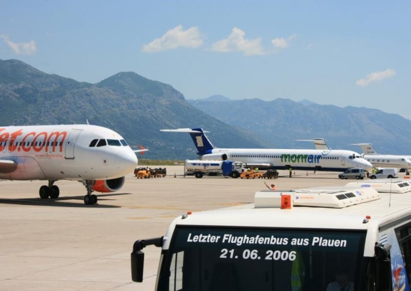 Dubrovnik zbog vjetra gotovo odsječen: Preusmjereni letovi, zatvoren most