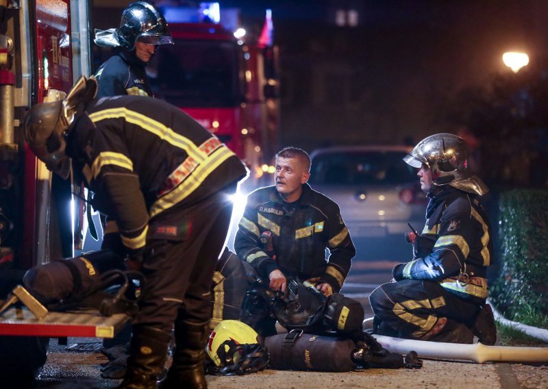 [FOTO/VIDEO] Požar u stanu u Zagrebu, vatrogasci su na terenu