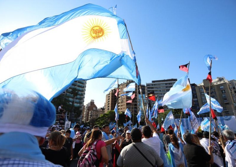 Recesijom pogođena Argentina u nedjelju izlazi na izbore, očekuje se povratak peronista