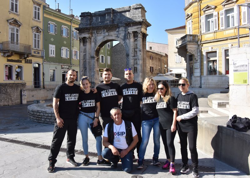 [FOTO] Pristaše Ivana Pernara u Puli dijele majice s natpisom 'HDZ lopovi, lopine'