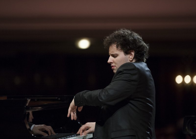 Aljoša Jurinić svira Chopina na klaviru Svetislava Stančića