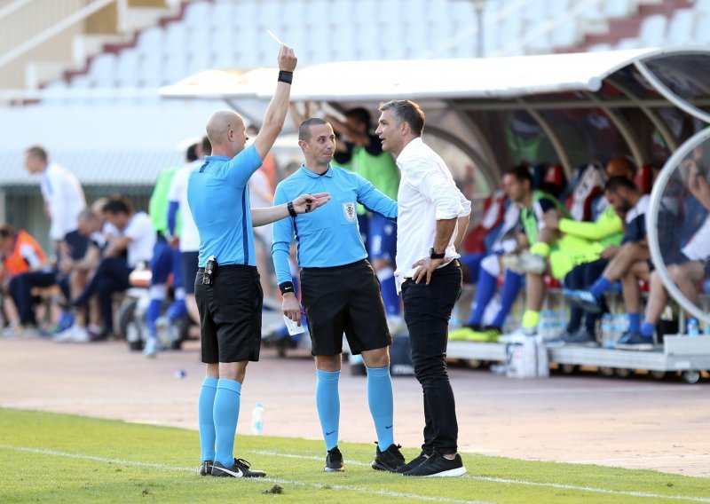 Slaven Belupo teško oštećen na Poljudu; gosti na Fejsu objavili trenutak kada je Hajduk trebao dobiti crveni karton