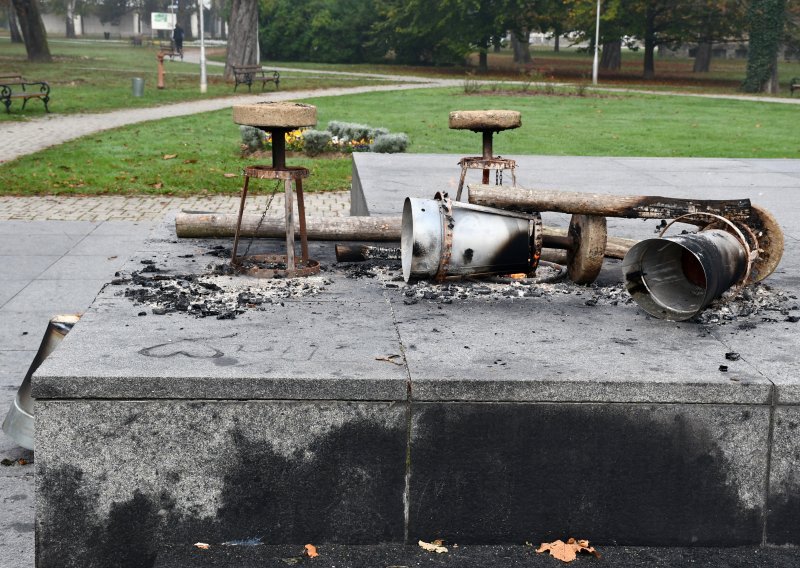 [FOTO] Vandali u Sisku uništili spomenik hrvatskim braniteljima