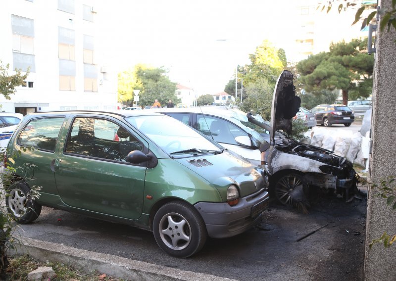 Požar na dva vozila u Splitu