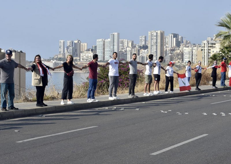 Libanonski prosvjednici diljem zemlje formiraju ljudski lanac