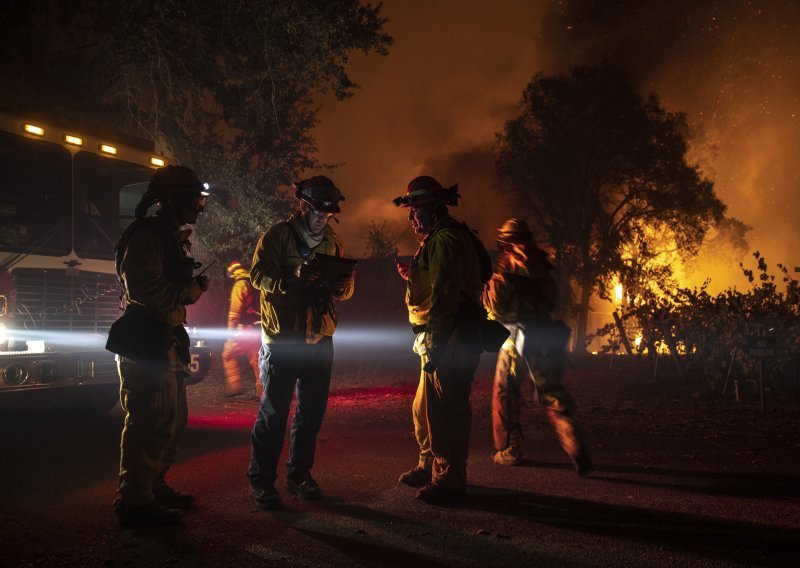 Zbog požara u Kaliforniji mora se evakuirati čak 180.000 ljudi