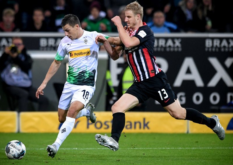 Borussija u golijadi pobijedila Eintracht i 'skinula' Bayern s vrha prvenstvene ljestvice
