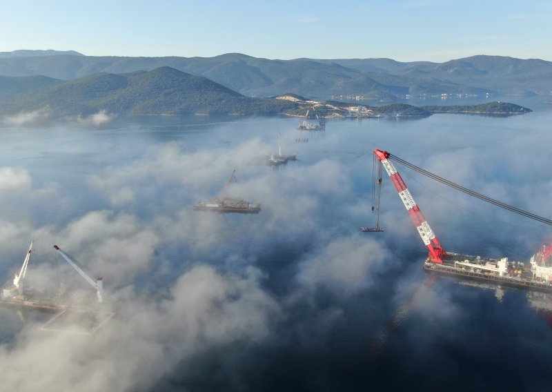 [FOTO/VIDEO] Pojavili se prvi stupovi! Pogledajte kako napreduju radovi na Pelješkom mostu