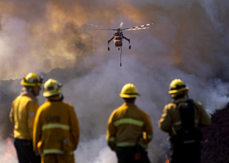 Dok Los Angeles gori vlasti pozivaju bogataše da upozore poslugu da ne dolazi na posao