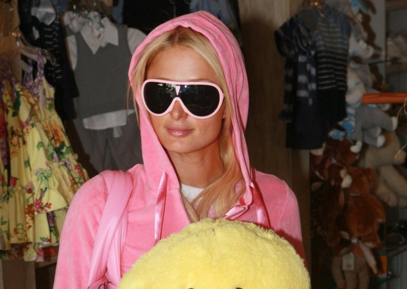 Paris Hilton otkrila da u svom ormaru krije 100 istih plišanih trenirki u svim bojama