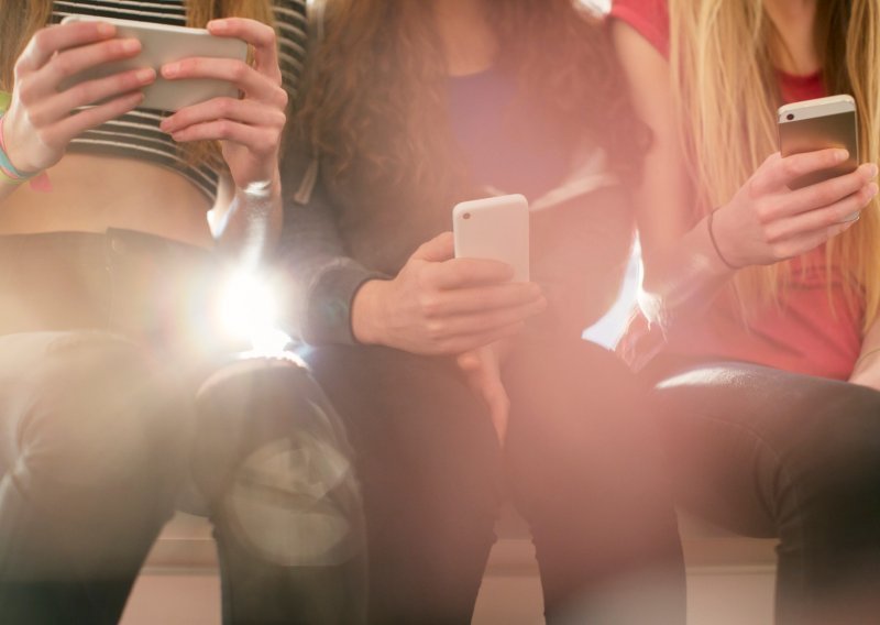 Sad je i službeno: Djeca i tinejdžeri drastično više koriste mobitele, ovo su im tri najdraže aplikacije